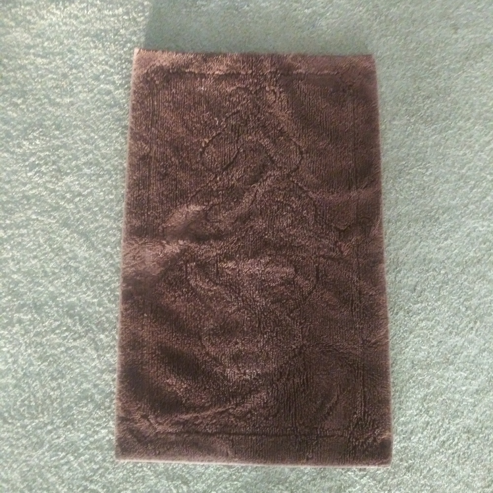 🌸Brown bath rug. Good condition.